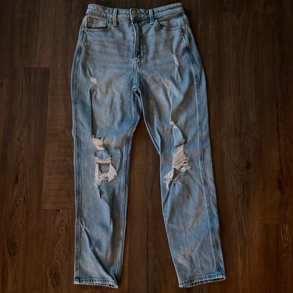 Women’s Holister Ultra High-Rise Ripped Short Mom Jean (Size 5S)